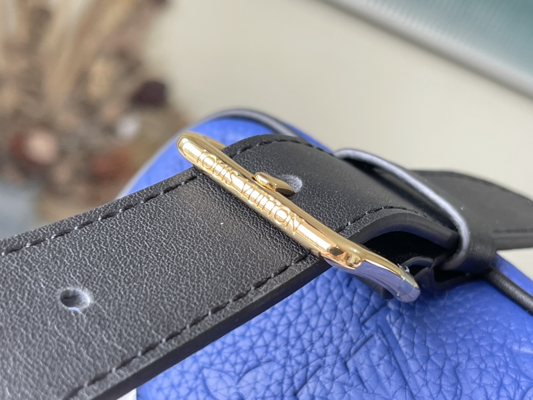 Louis Vuitton Dopp Kit Vanity Bag in Blue - Image 8