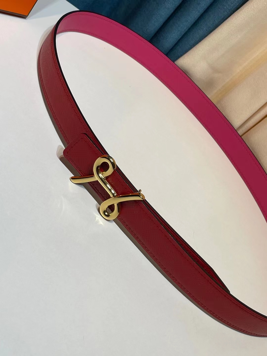 db9bf2_56fe1bbe3dc0422687d0ac5b22972e5emv2.jpg Hermès Mors H Belt Buckle & Reversible Leather Strap 24mm - Image 1