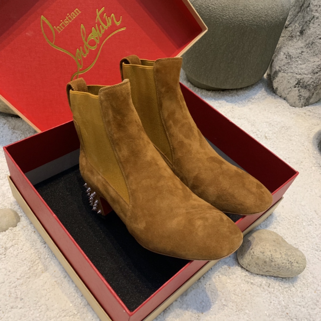 db9bf2_5aa2347efce649a0ad3a47469c1852efmv2.jpg Louboutin - Image 1