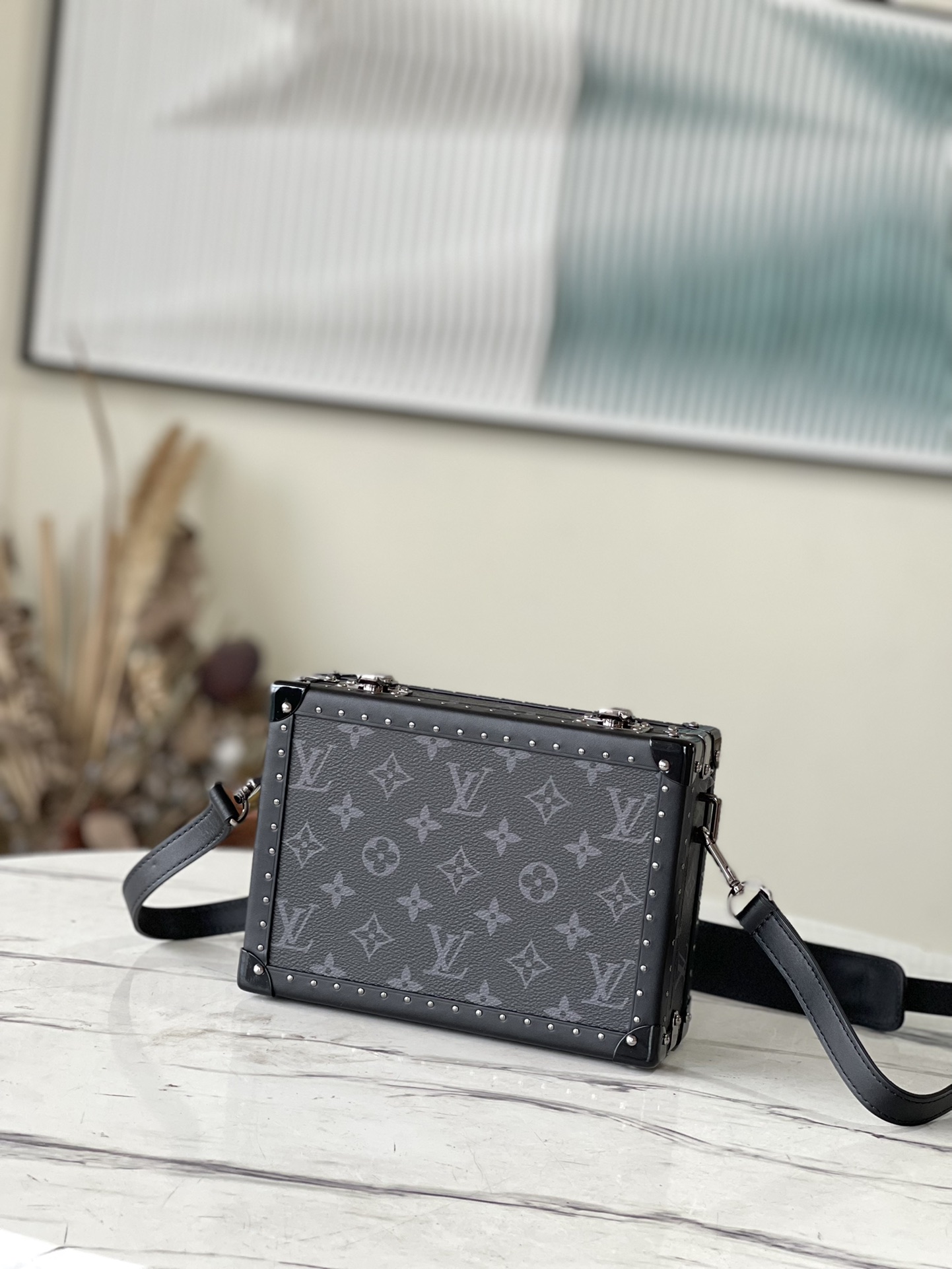 db9bf2_5eaec819e2a74268b6585dbe94c0edfamv2.jpg Louis Vuitton Bag - Image 1