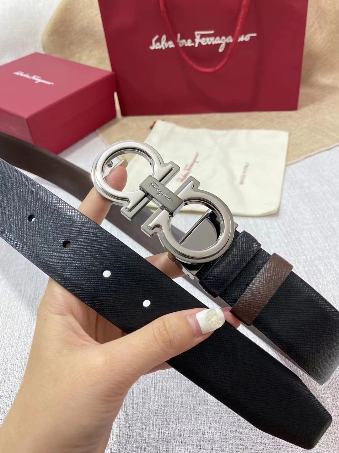 db9bf2_5f927eb3825747109fbf3b329dc8c352mv2.jpg Ferragamo Logo Buckle Double-sided Leather Belt - Image 1