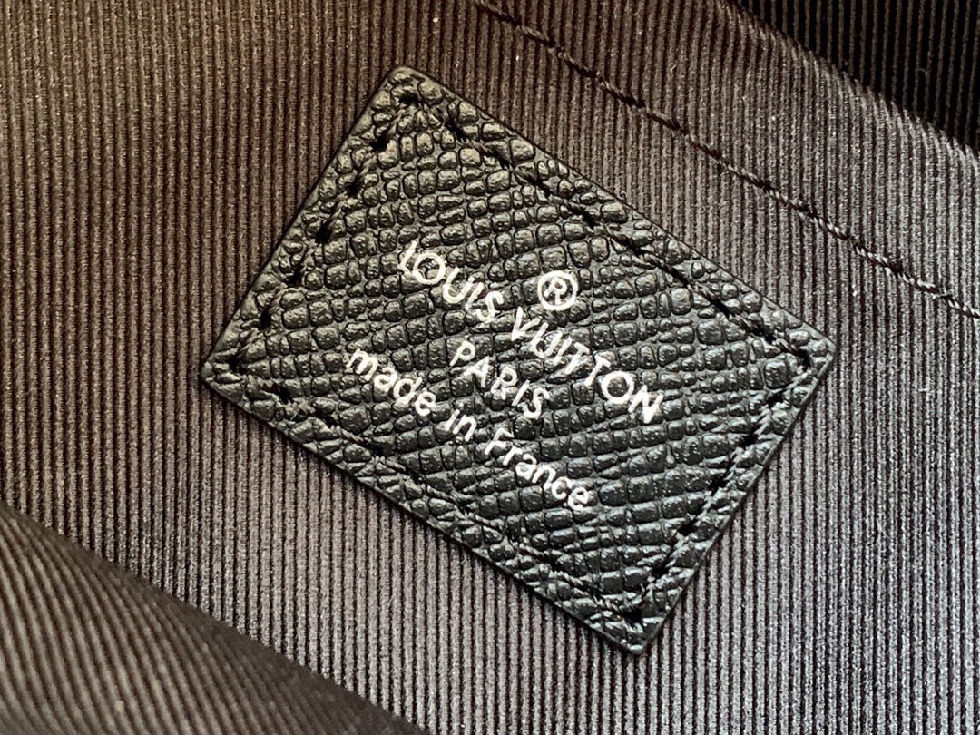 Louis Vuitton Outdoor Small Messenger Bag - Image 8