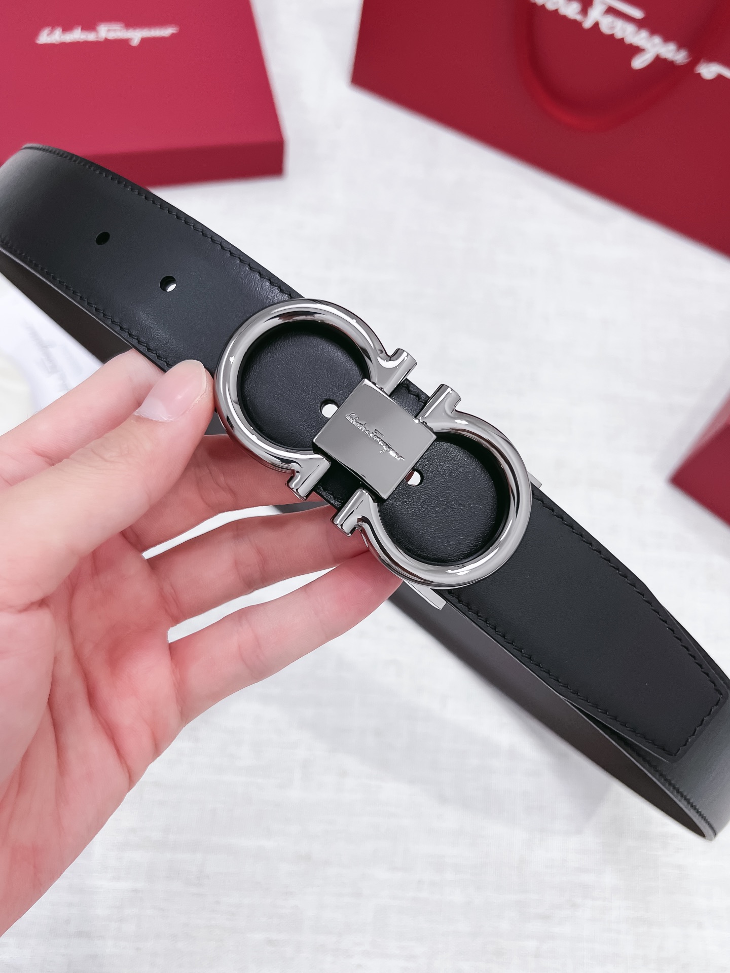 db9bf2_60c764a1e1634a27a8ab039606a88767mv2.jpg Ferragamo Logo Buckle Leather Belt - Image 1