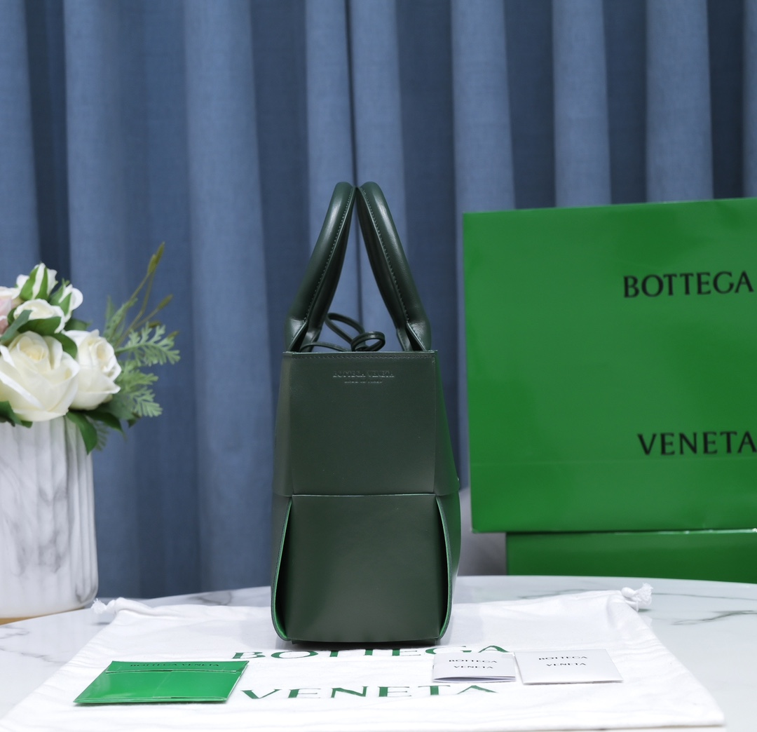 Bottega Veneta Arco Bag in Olive Green Lambskin - Image 4