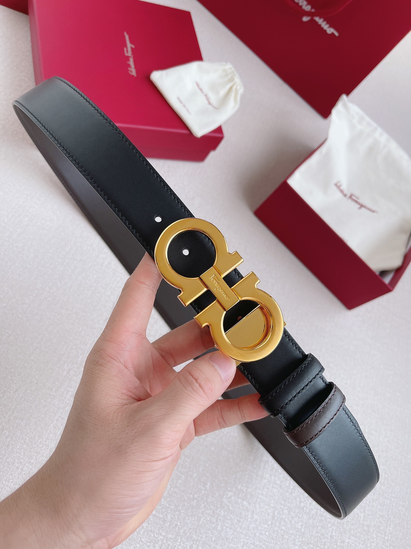 db9bf2_6273a5caff1c490eb0bb7dbaa4f0c5c5mv2.jpg Ferragamo Logo Buckle Double-sided Leather Belt - Image 1