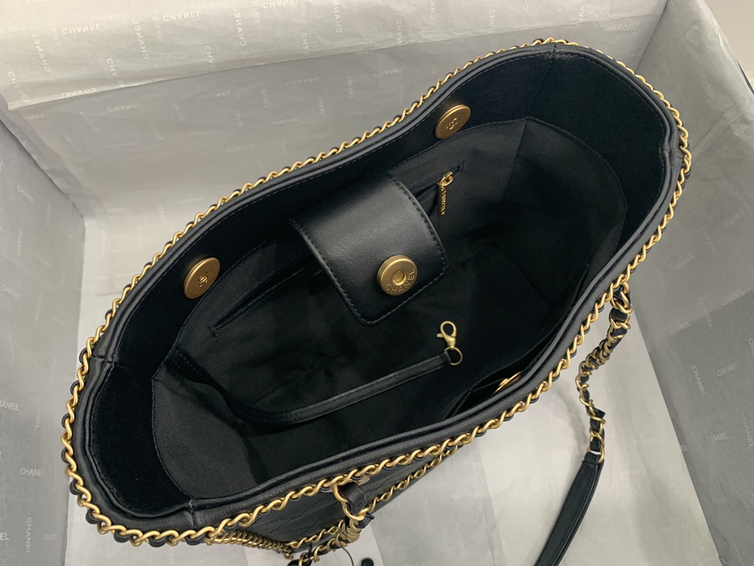 Chanel Small Leather Chain Shopping Bag in Black - Image 8