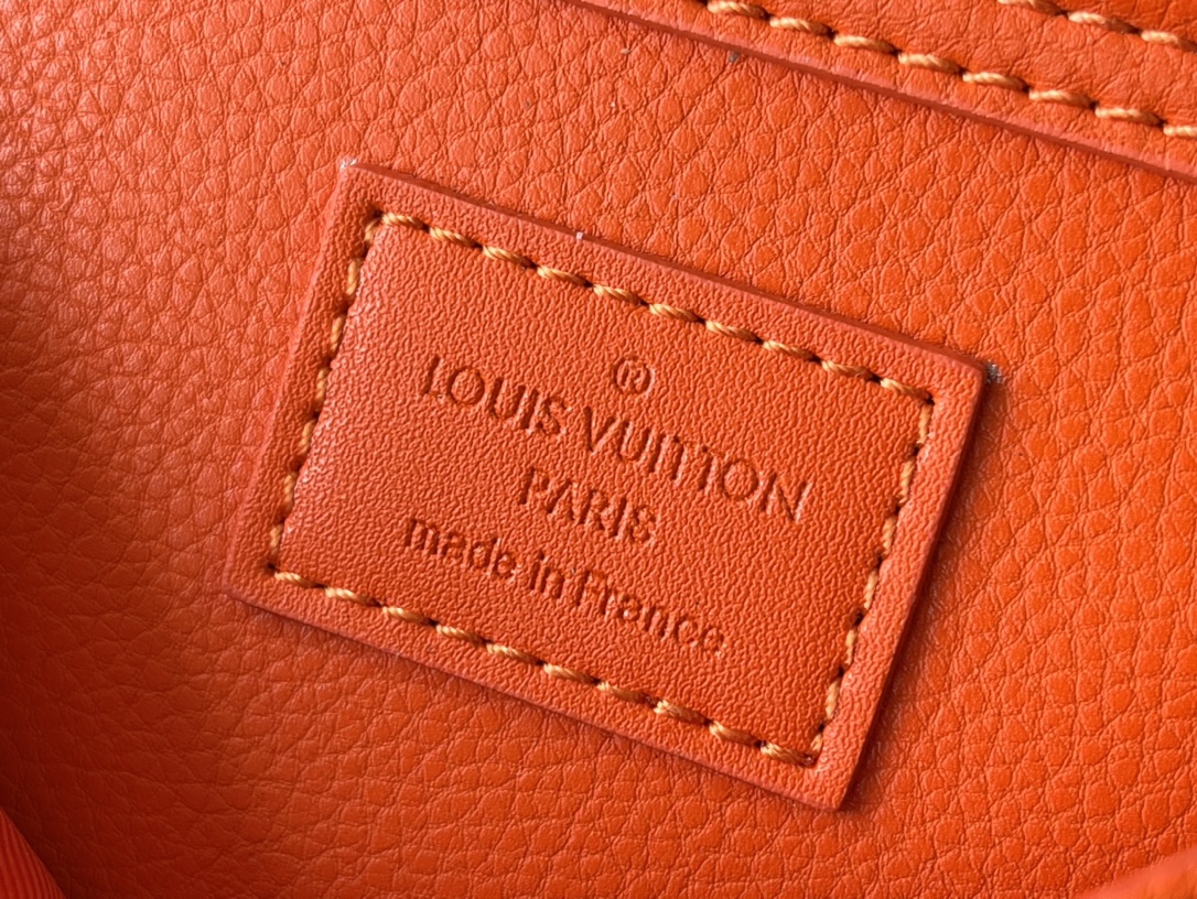 Louis Vuitton Aerogram Shoulder Bag in Flame Orange - Image 8