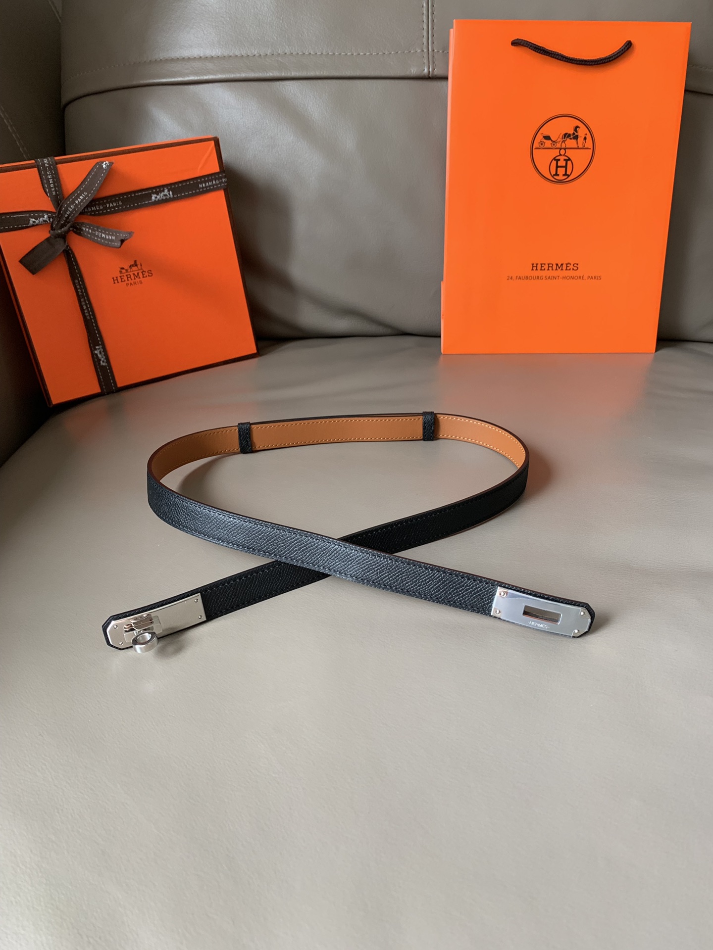 db9bf2_6bbd85b58b17457fa0cd87eaa74b4162mv2.jpg Hermès Kelly 18 Belt - Image 1