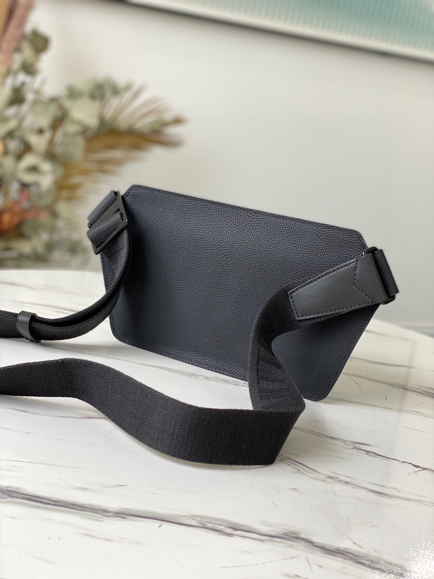 Louis Vuitton Aerogram Shoulder Bag in Black - Image 3