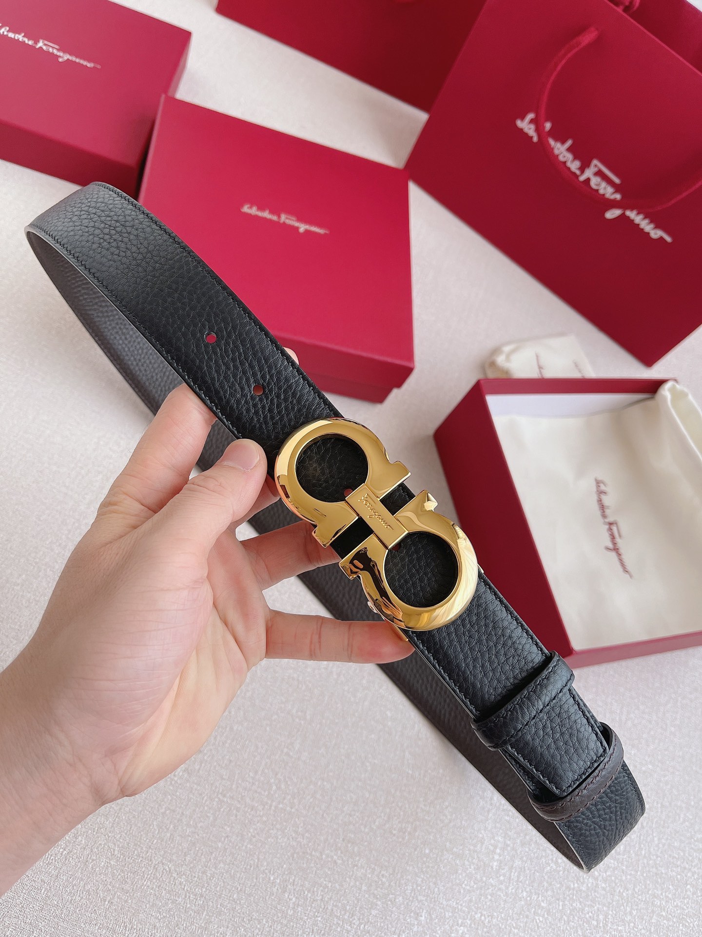 db9bf2_6edc75b9f5c14f039b575435ea4ee42dmv2.jpg Ferragamo Logo Buckle Double-sided Leather Belt - Image 1