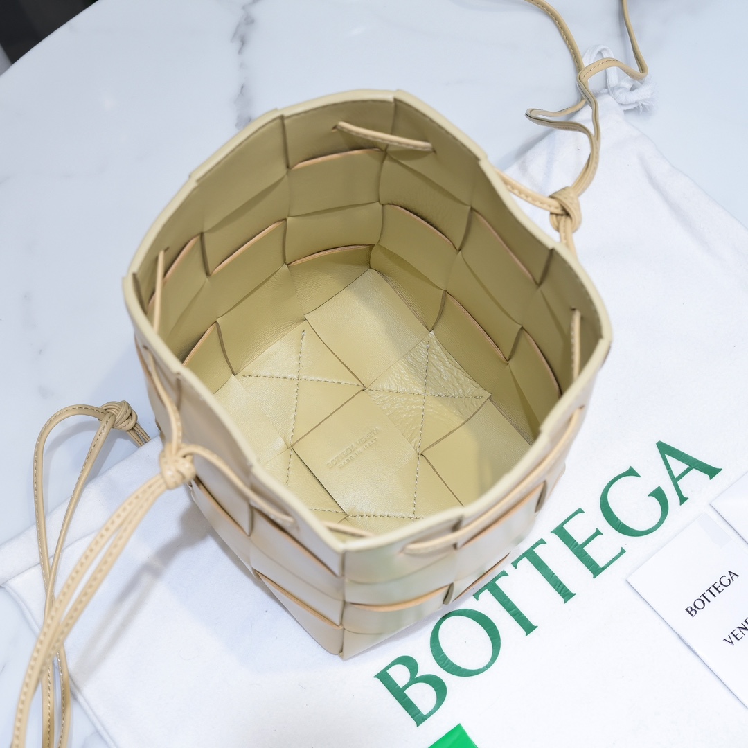 Bottega Veneta Braided Small Bucket Bag in Beige - Image 9