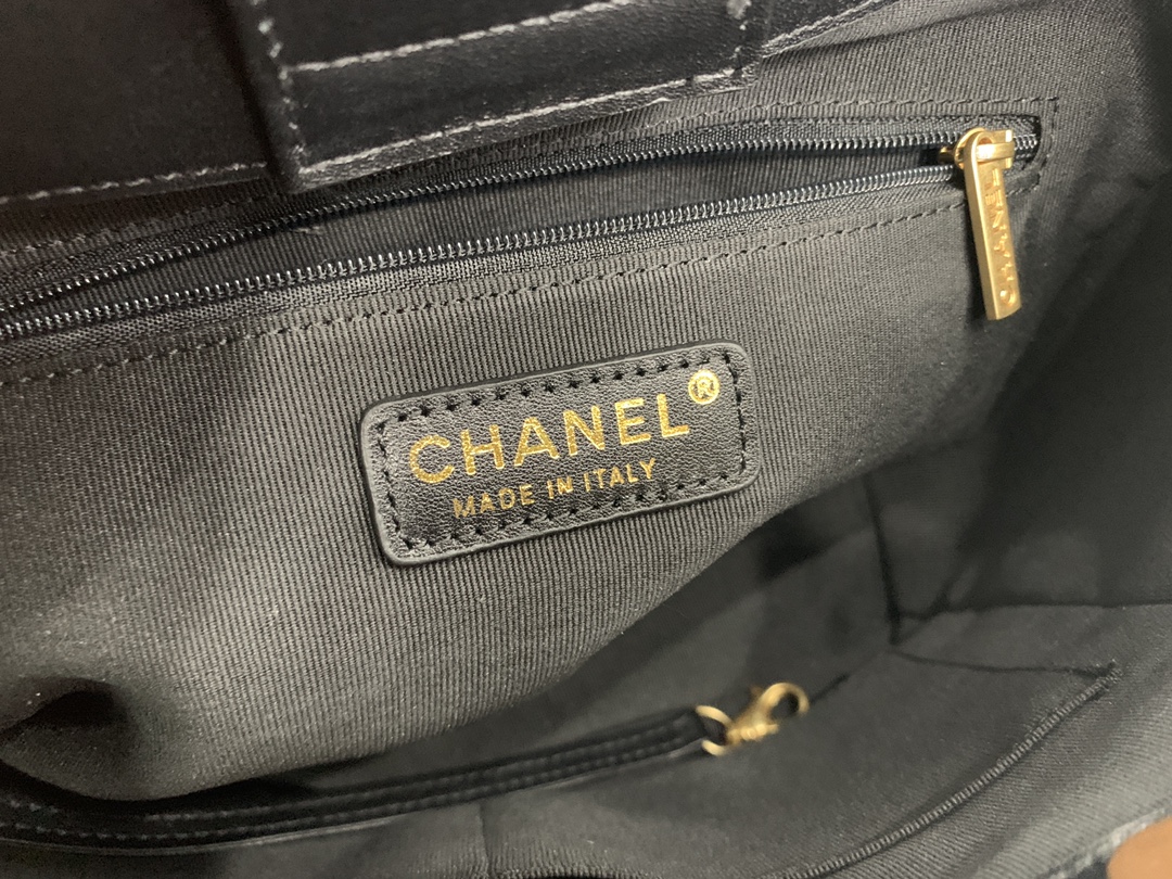 Chanel Small Leather Chain Shopping Bag in Black - Image 9