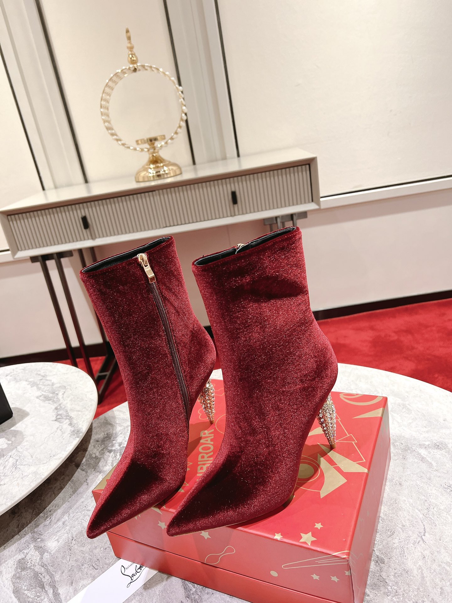 db9bf2_7267021ae0914d1fbcdd1b5fc5f41ebemv2.jpg Louboutin - Image 1