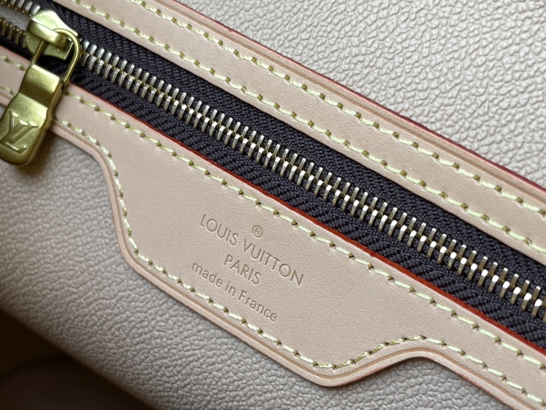 Louis Vuitton Large Bucket Bag - Image 9