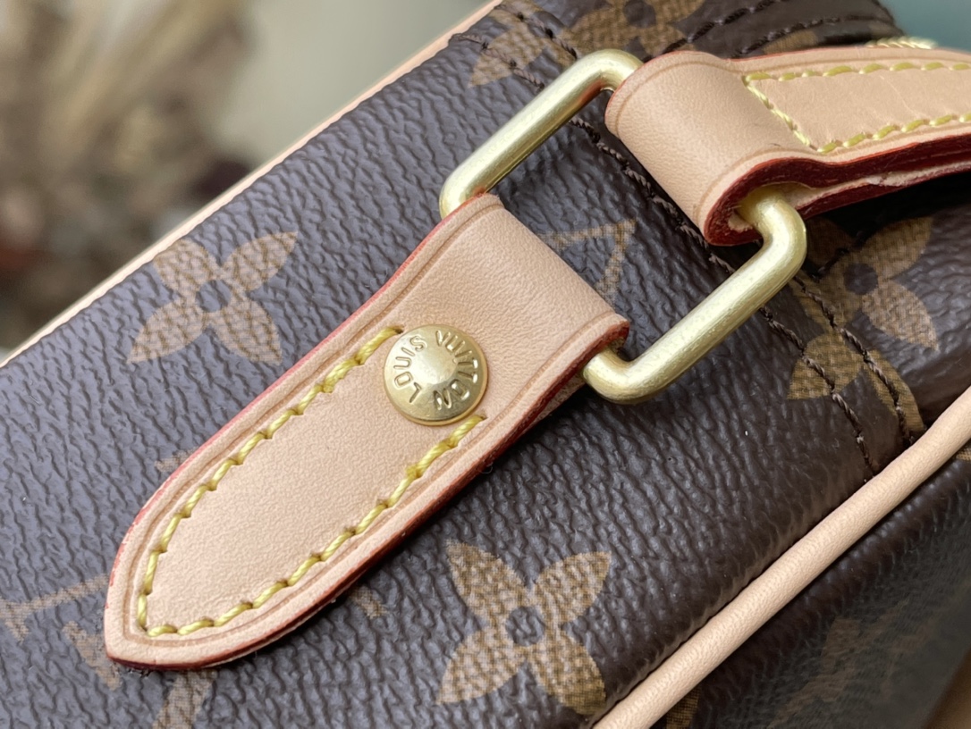 Louis Vuitton Small Messenger Bag in Monogram Canvas - Image 7