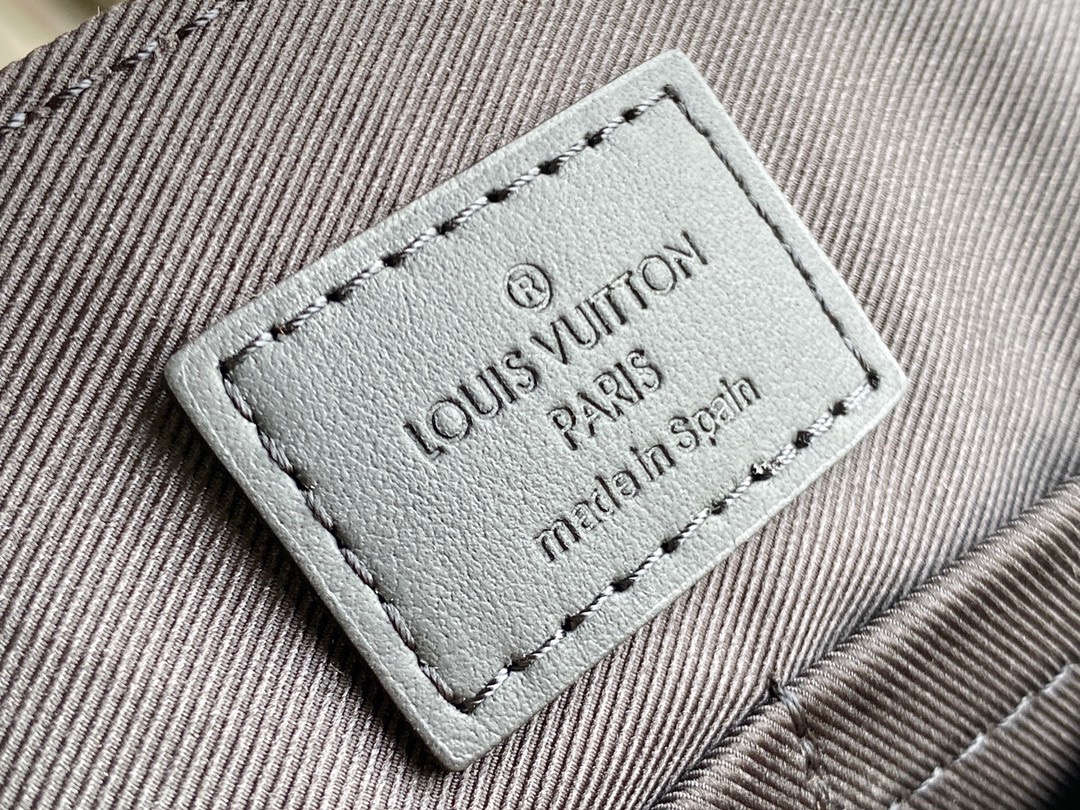 Louis Vuitton Aerogram Messenger Bag - Image 10