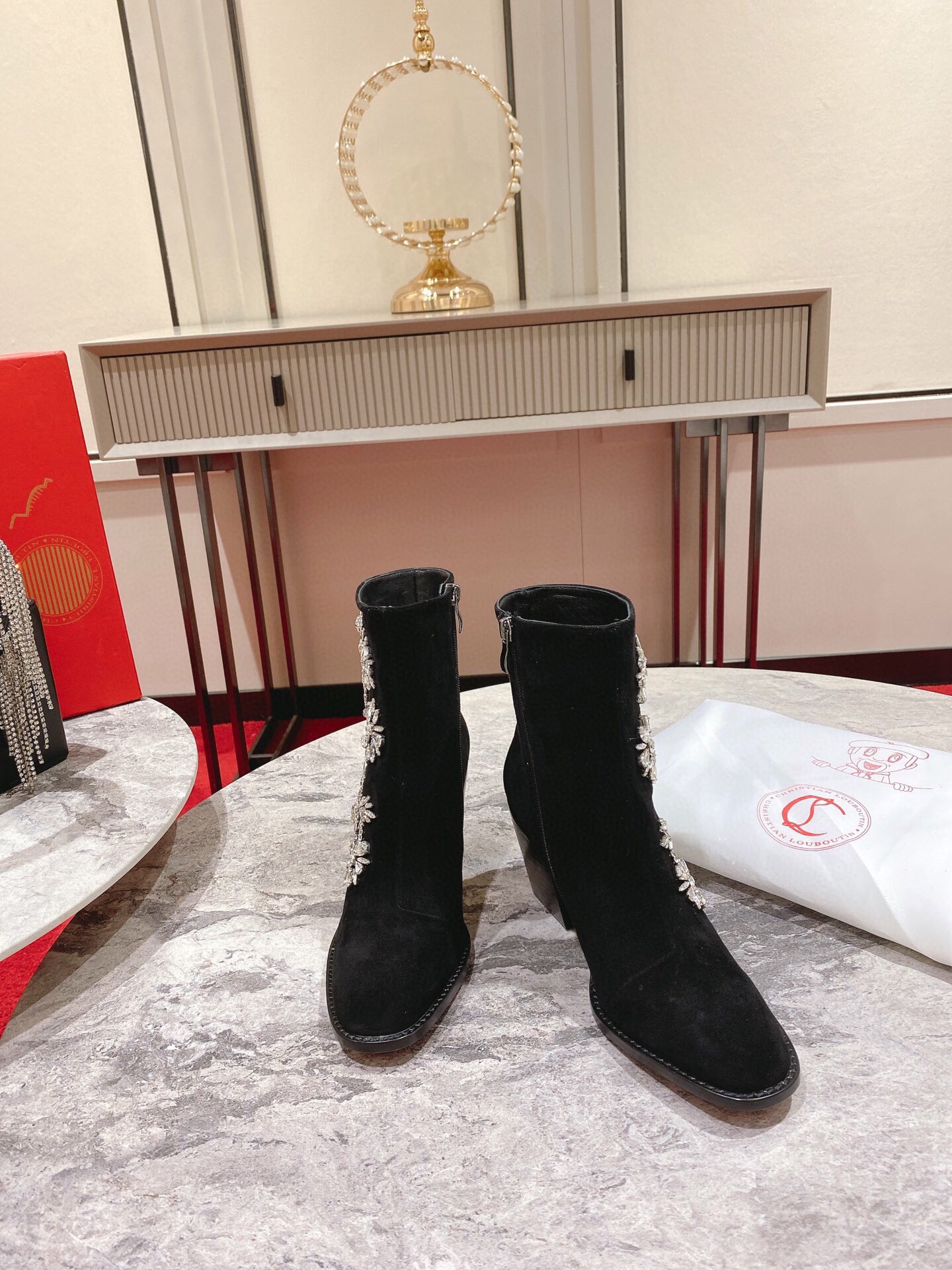 db9bf2_74fef380ef634730a7b8e6f3edf5a02cmv2.jpg Louboutin - Image 1