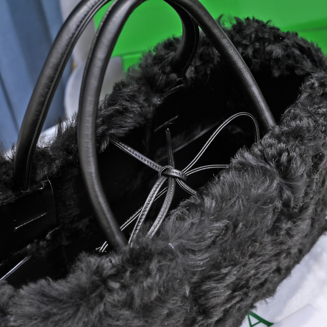Bottega Veneta Black Fluffy Arco Tote Bag - Image 7