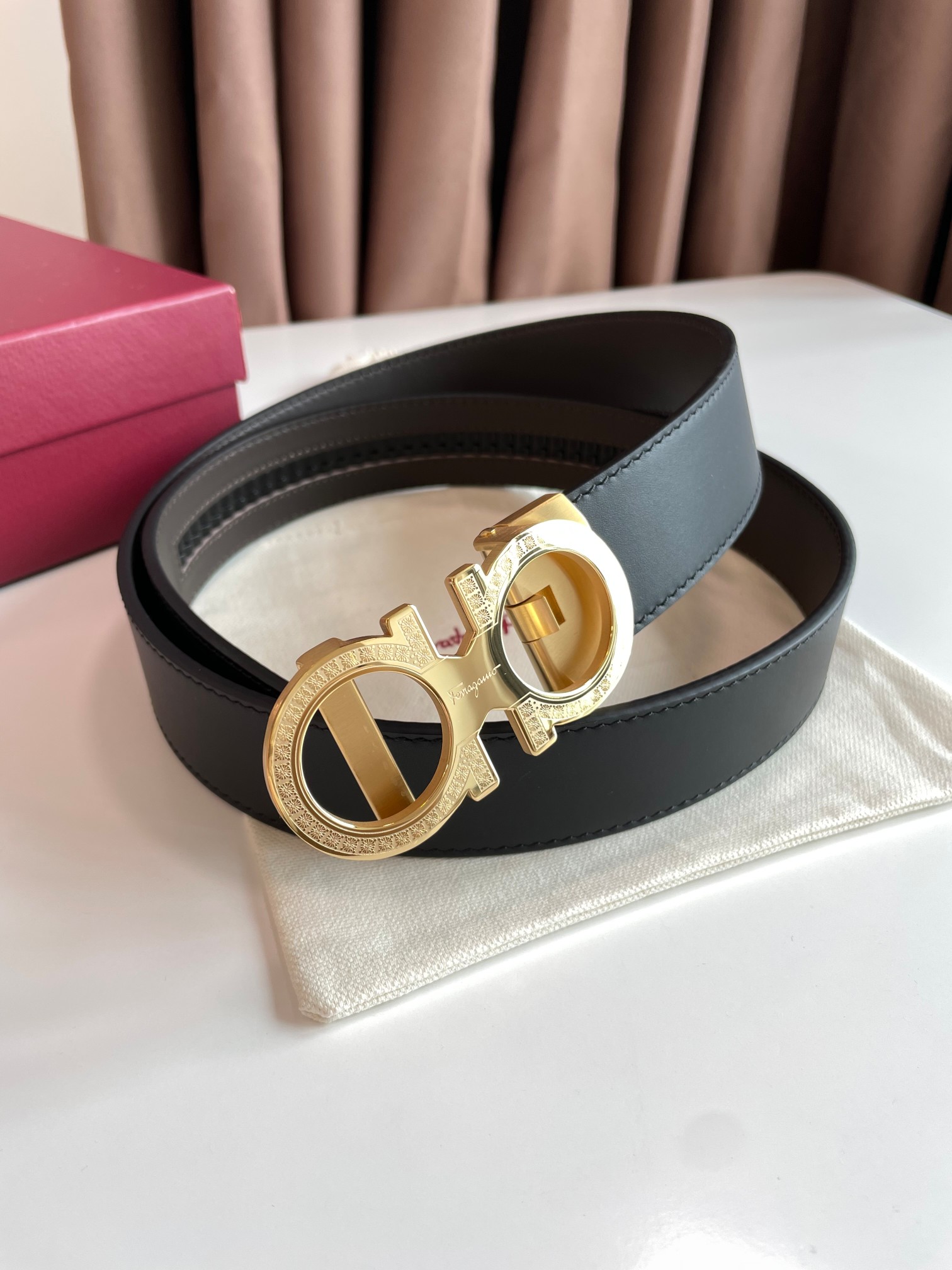 db9bf2_78632fda09144890aa48ef70f9fc1516mv2.jpg Ferragamo Adjustable Gancini Leather Belt - Image 1
