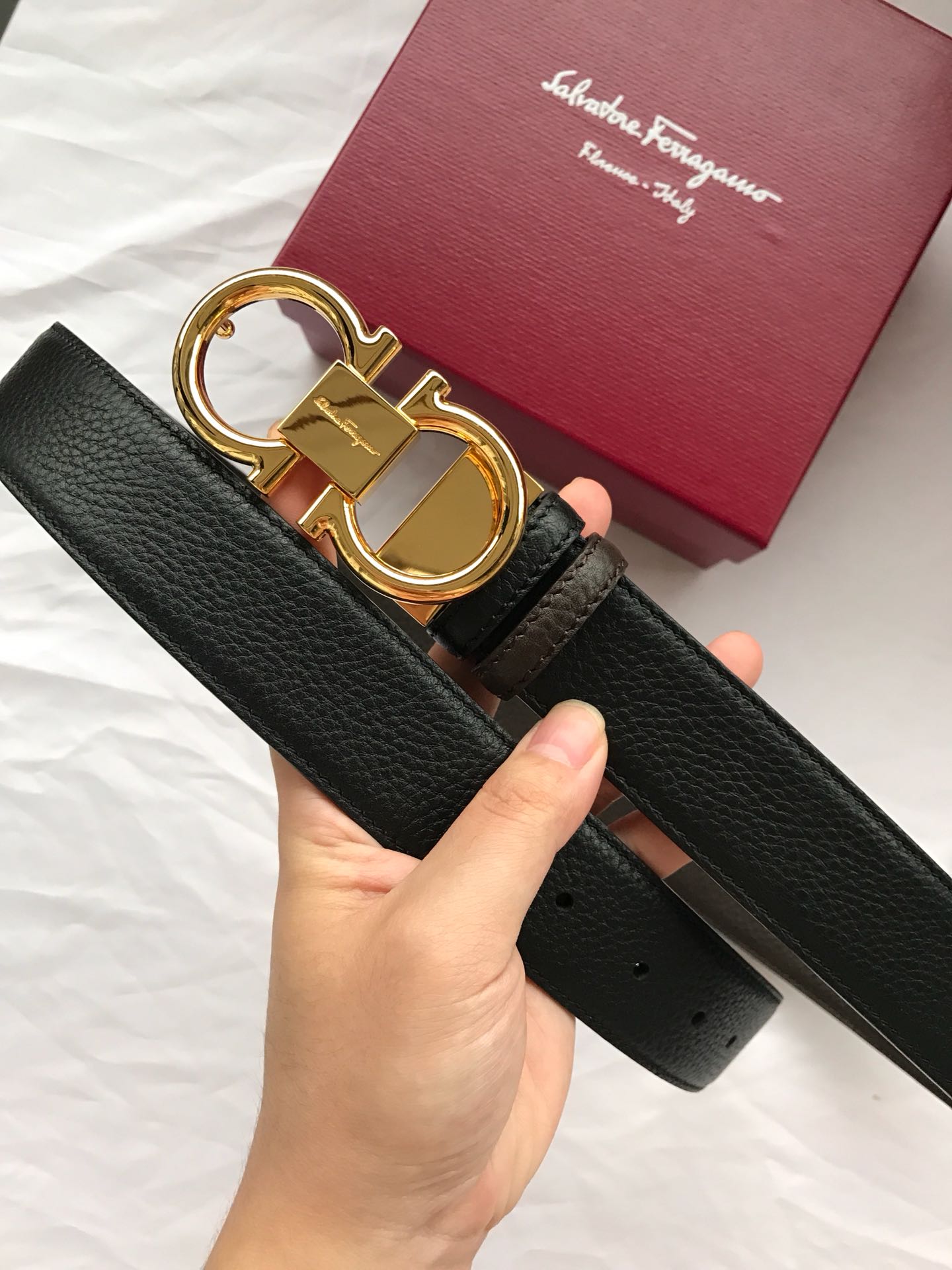 db9bf2_7b45308c711a4ed1910d4ef849297be4mv2.jpg Ferragamo Logo Buckle Leather Belt - Image 1