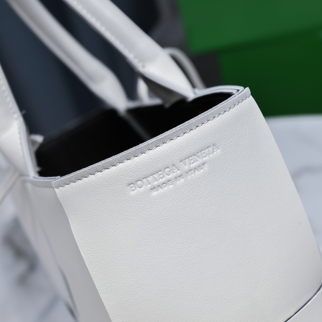 Bottega Veneta Arco Bag in White Lambskin - Image 7