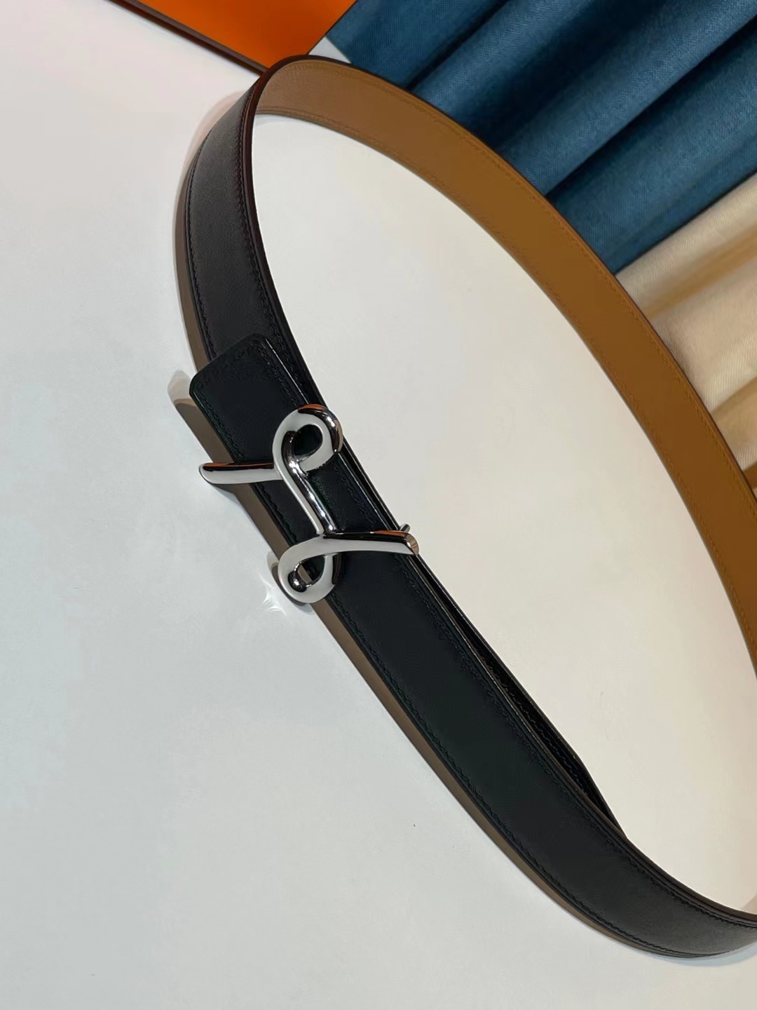 db9bf2_7e0bf4c0c938455eb1d42cc7795b50ddmv2.jpg Hermès Mors H Belt Buckle & Reversible Leather Strap 24mm - Image 1