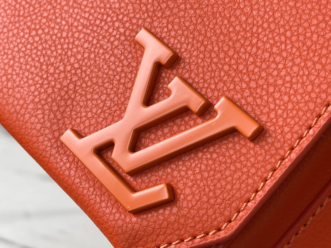 Louis Vuitton Aerogram Shoulder Bag in Flame Orange - Image 9