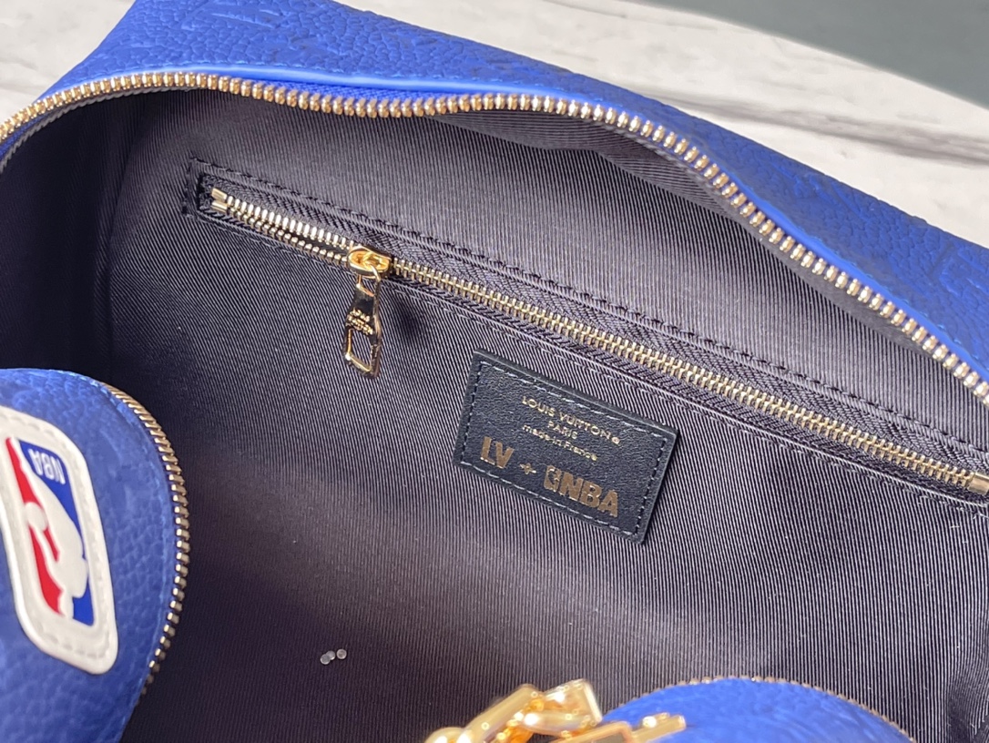 Louis Vuitton Dopp Kit Vanity Bag in Blue - Image 9