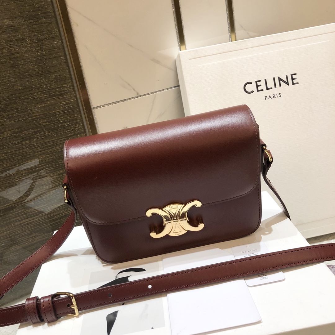 db9bf2_8187f6f145c5463eafaeac9a8ba4c446mv2.jpg Celine Arc de Triomphe Double C Buckle Leather 18 Bag - Image 1
