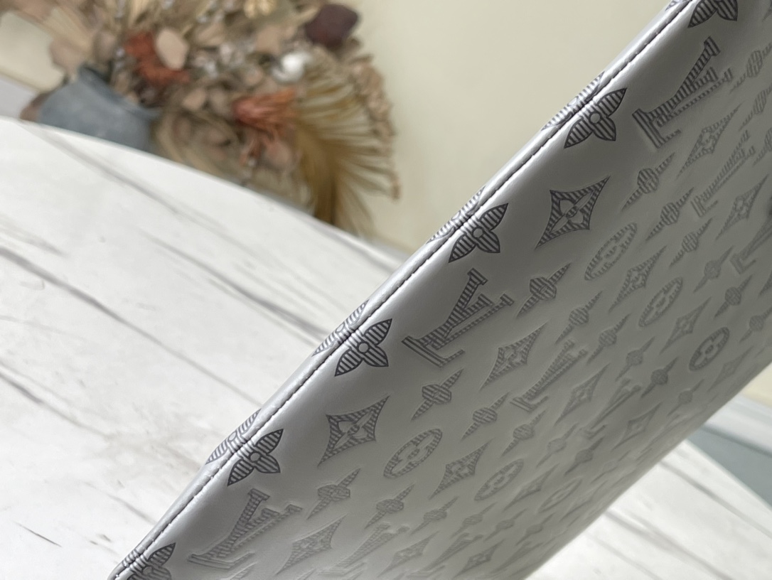 Louis Vuitton Discovery Pochette Clutch - Image 5