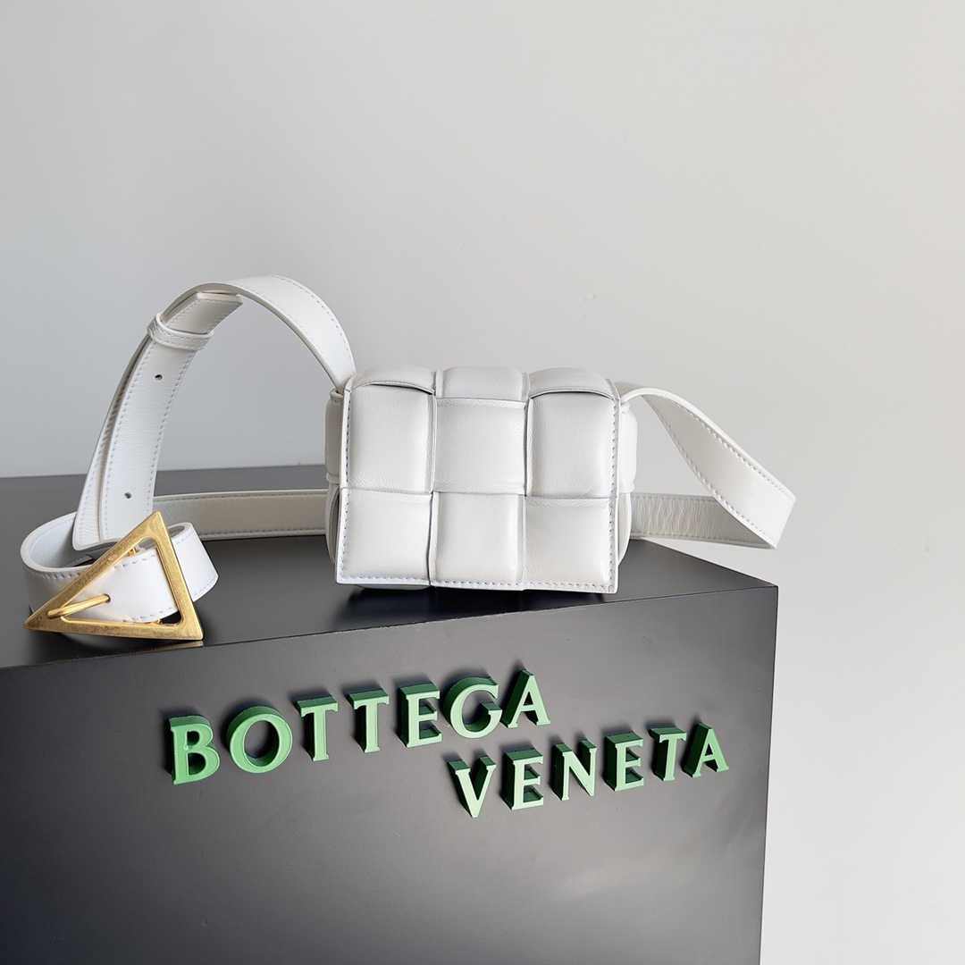db9bf2_8de1da73452c420b8cc605b1674a1a5cmv2.jpg Bottega Veneta Shoes - Image 1