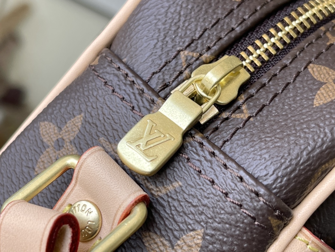 Louis Vuitton Medium Messenger Bag in Monogram Canvas - Image 6