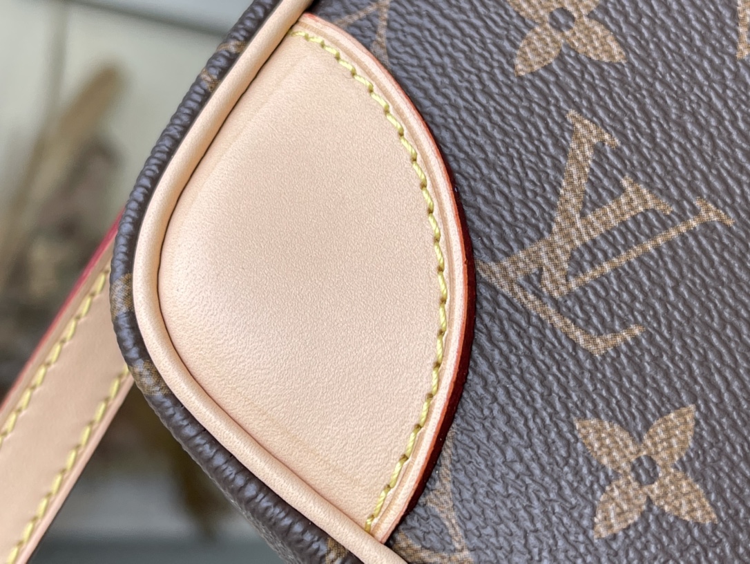 Louis Vuitton Medium Messenger Bag in Monogram Canvas - Image 8