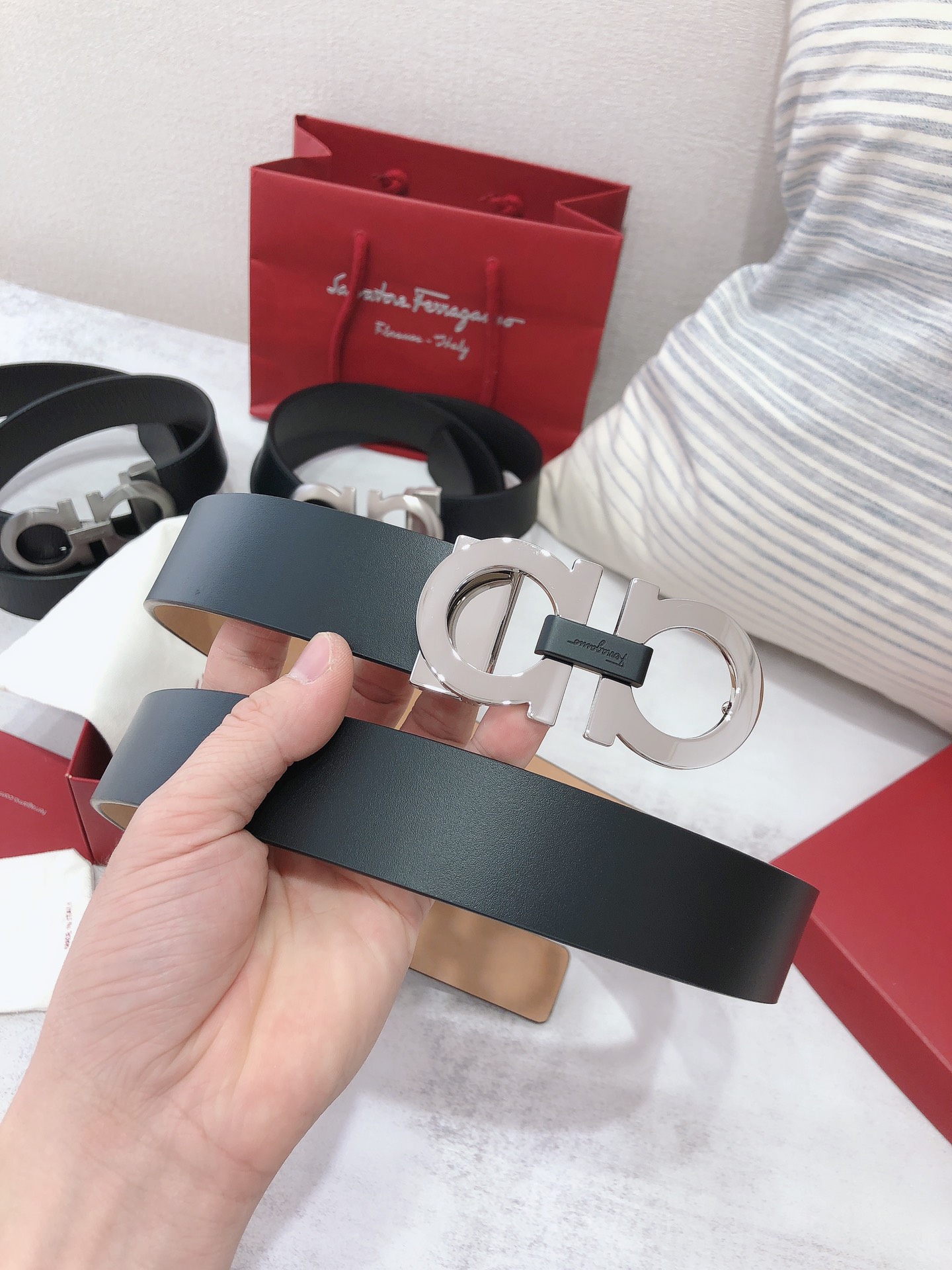 db9bf2_939358de4449439e9fcc66460bfc25d3mv2.jpg Ferragamo Logo Buckle Double-sided Leather Belt - Image 1