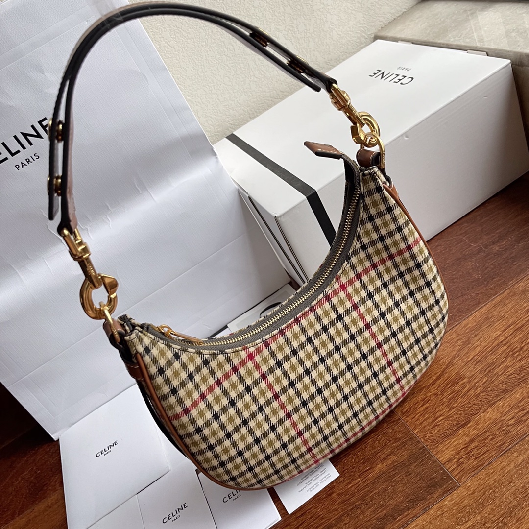 db9bf2_93b60f4e43814b81a76b0a6832f2ad16mv2.jpg Celine Denim Underarm Ava Strap Bag - Image 1