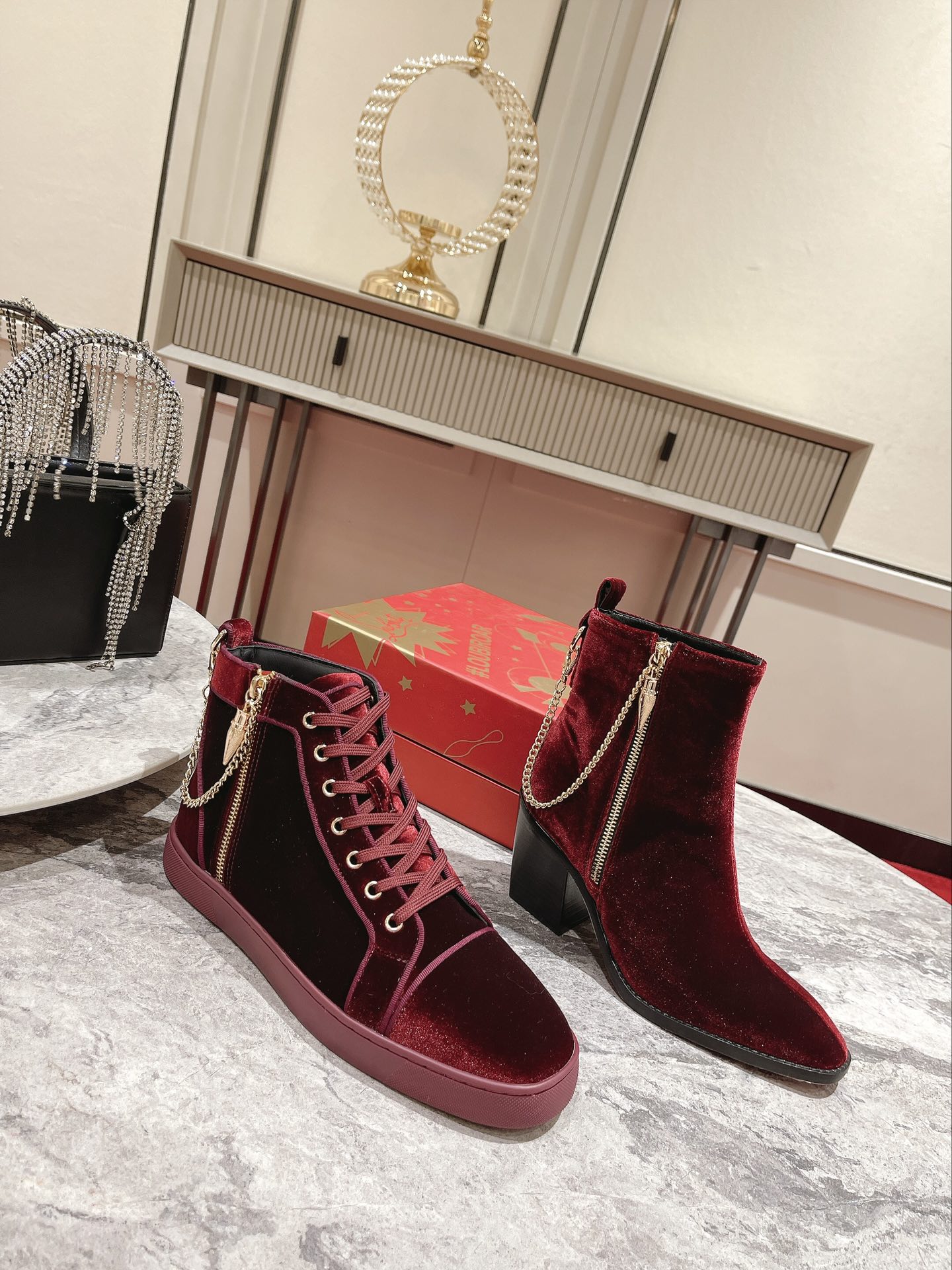 db9bf2_9657e6e546164404a62383c137c8c5bfmv2.jpg Louboutin - Image 1