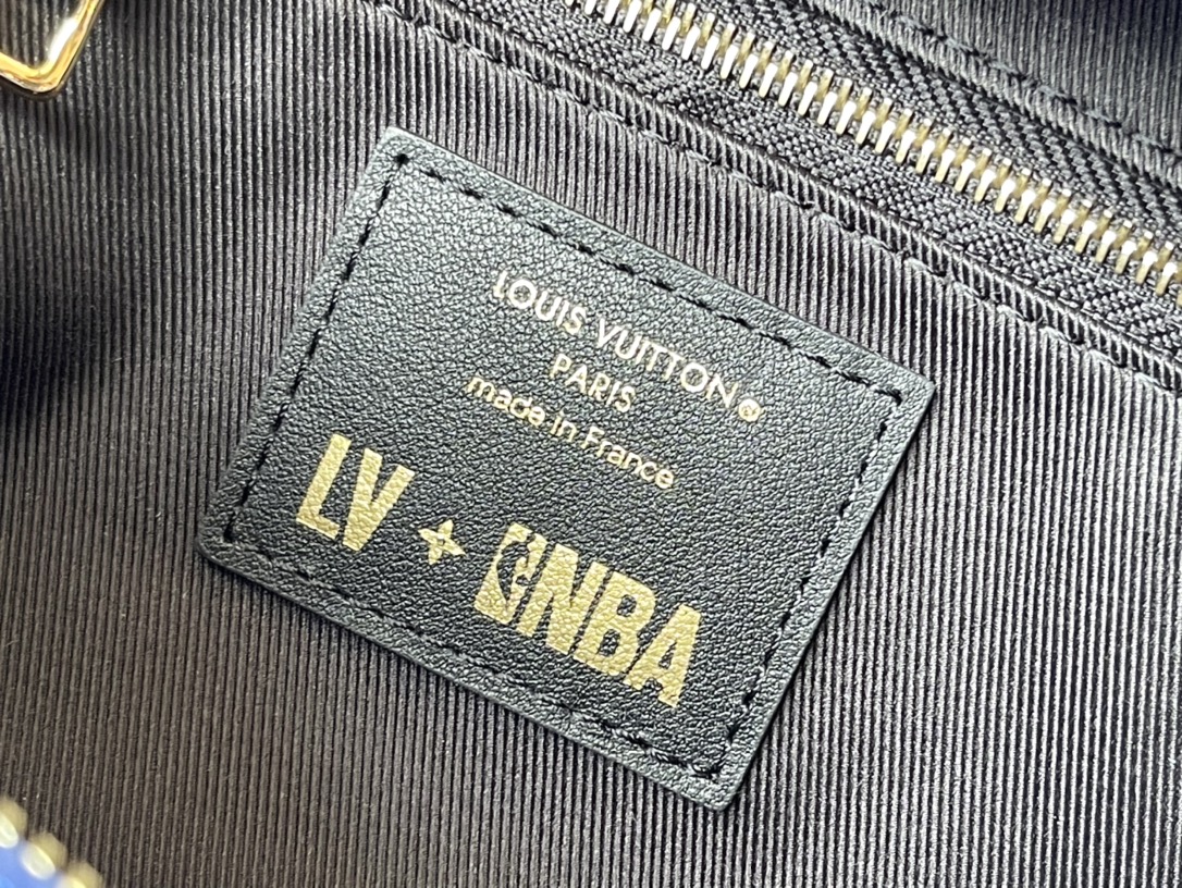 Louis Vuitton Dopp Kit Vanity Bag in Blue - Image 10