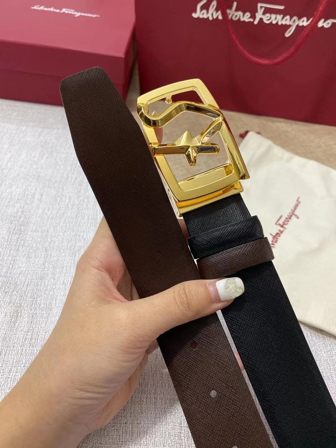 db9bf2_9a1a3063b23a43eabc8135e337ae9c41mv2.jpg Ferragamo Classic SF Buckle Double-sided Leather Belt - Image 1