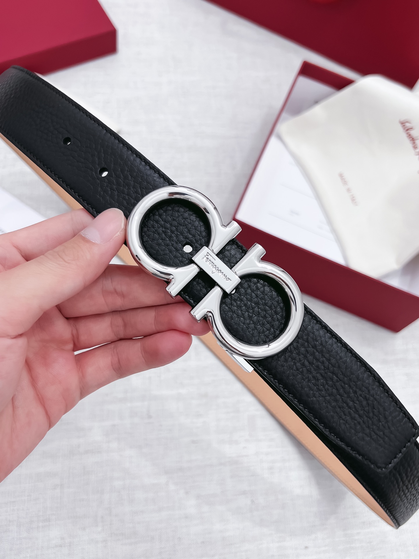 db9bf2_a8eee204e26341fab677fb76a92c30e2mv2.jpg Ferragamo Logo Buckle Leather Belt - Image 1