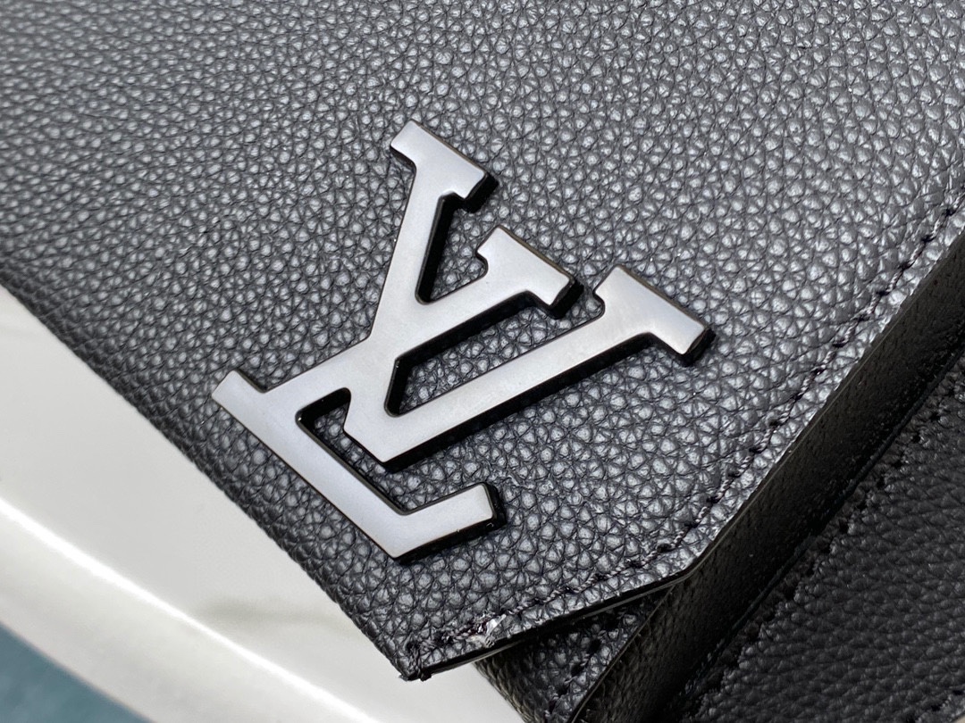 Louis Vuitton Aerogram Shoulder Bag - Image 5