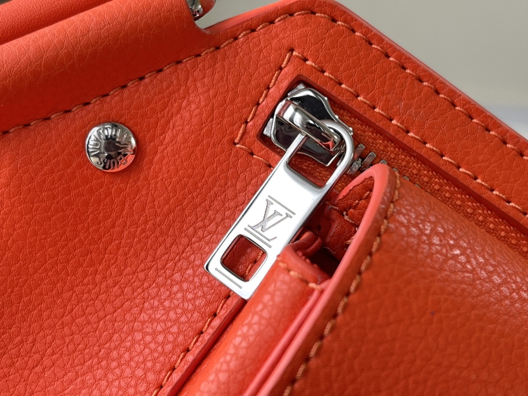 Louis Vuitton Aerogram Shoulder Bag in Flame Orange - Image 10