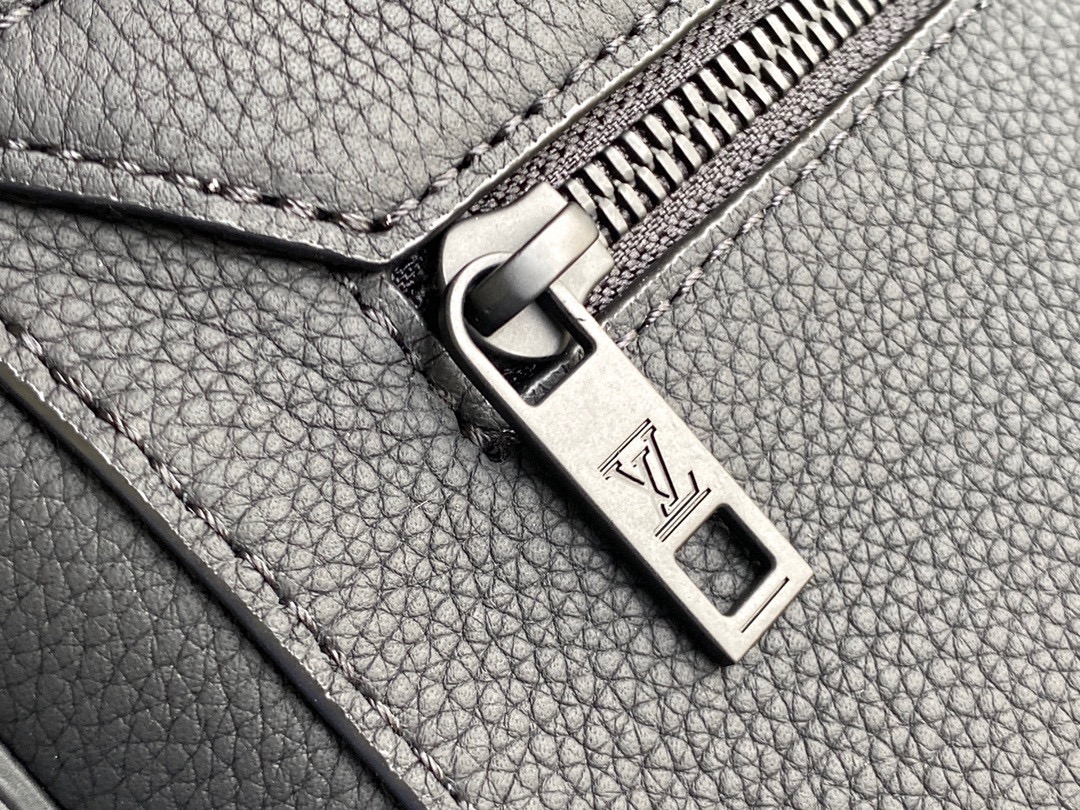 Louis Vuitton Aerogram Messenger Bag - Image 8