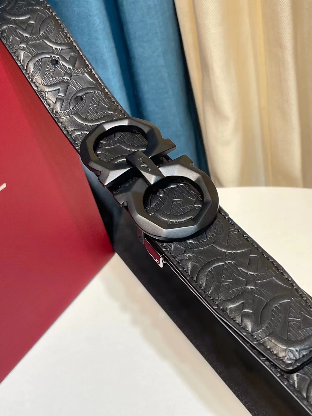 db9bf2_b3d84c09dffe47588918b3dad2f2e396mv2.jpg Ferragamo Logo Buckle Double-sided Leather Belt - Image 1