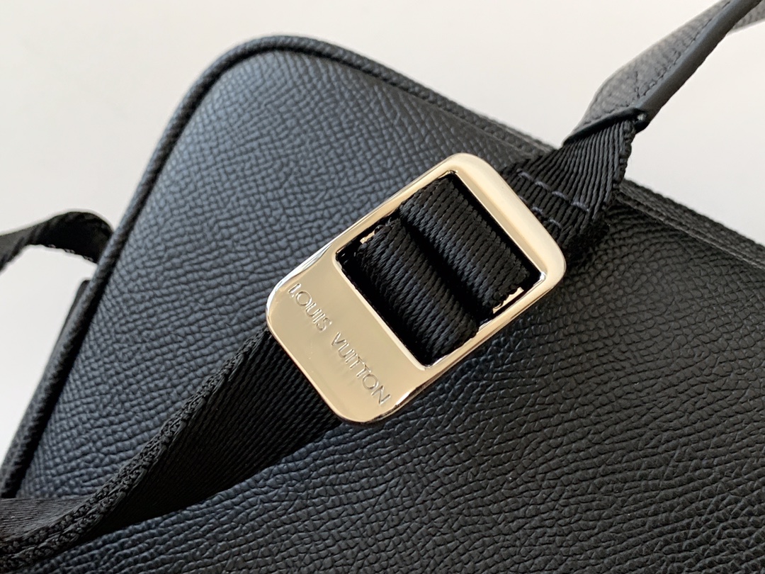 Louis Vuitton Outdoor Small Messenger Bag - Image 9