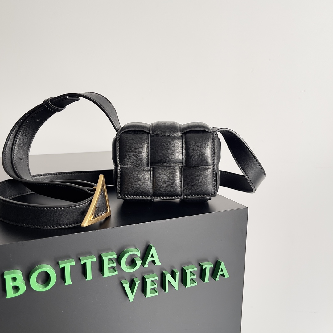 db9bf2_b4b03e040c7346d8a071482804d7b3f2mv2.jpg Bottega Veneta Shoes - Image 1
