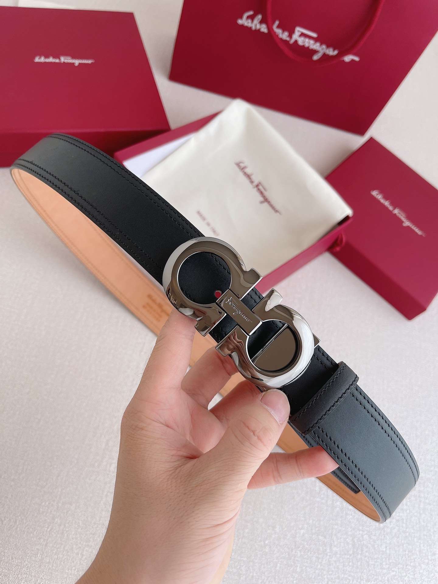 db9bf2_b9914ce1faf0454f811e9f213a376b39mv2.jpg Ferragamo Logo Buckle Double-sided Leather Belt - Image 1