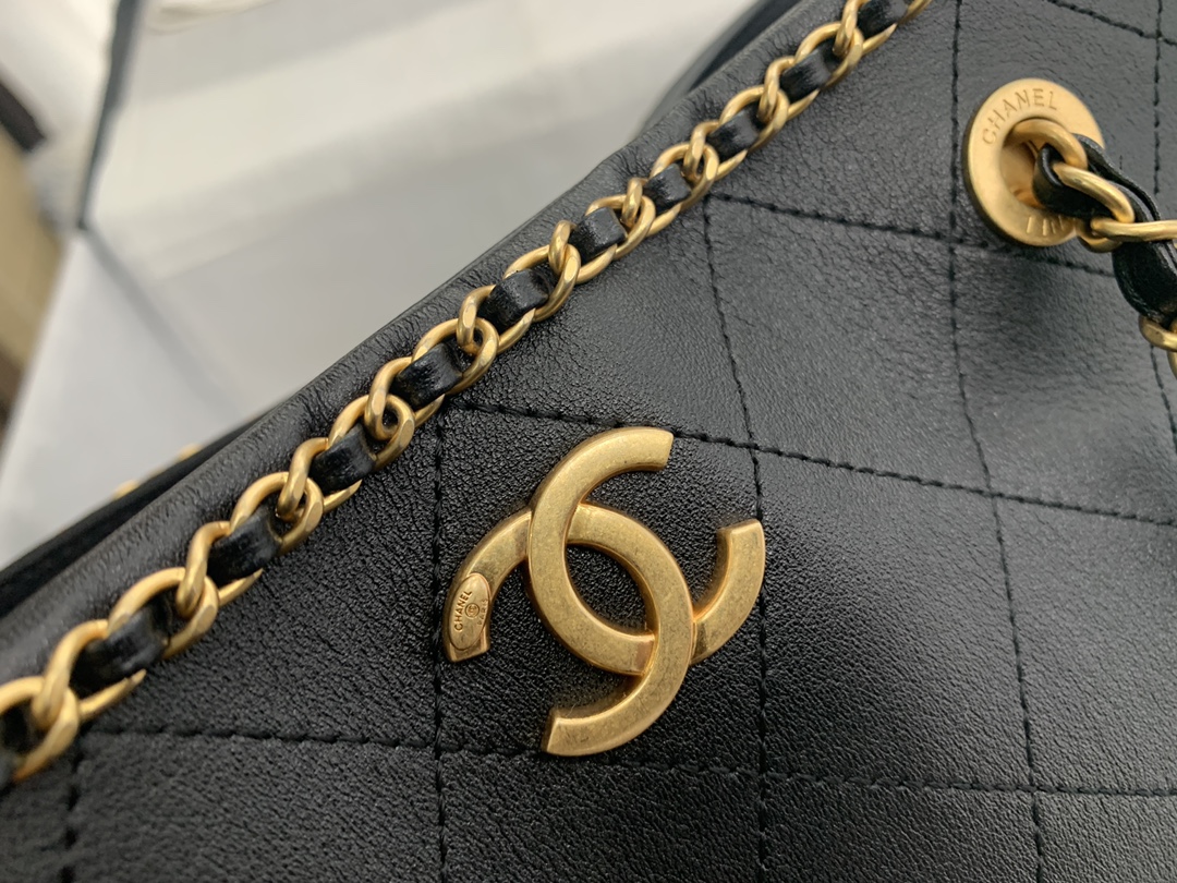 Chanel Small Leather Chain Shopping Bag in Black - Image 7