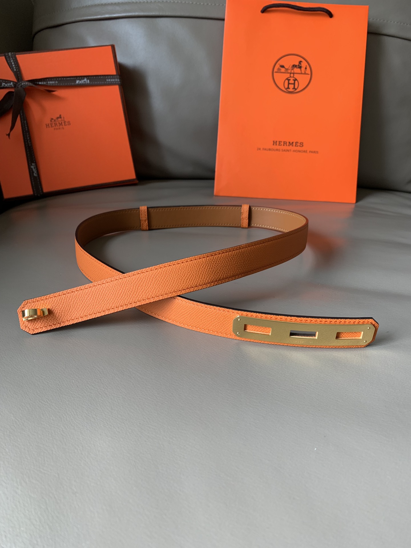 db9bf2_bdc8187dc59849b48e71cf24c2b717d6mv2.jpg Hermès O'Kelly 24 Belt in Orange Leather - Image 1
