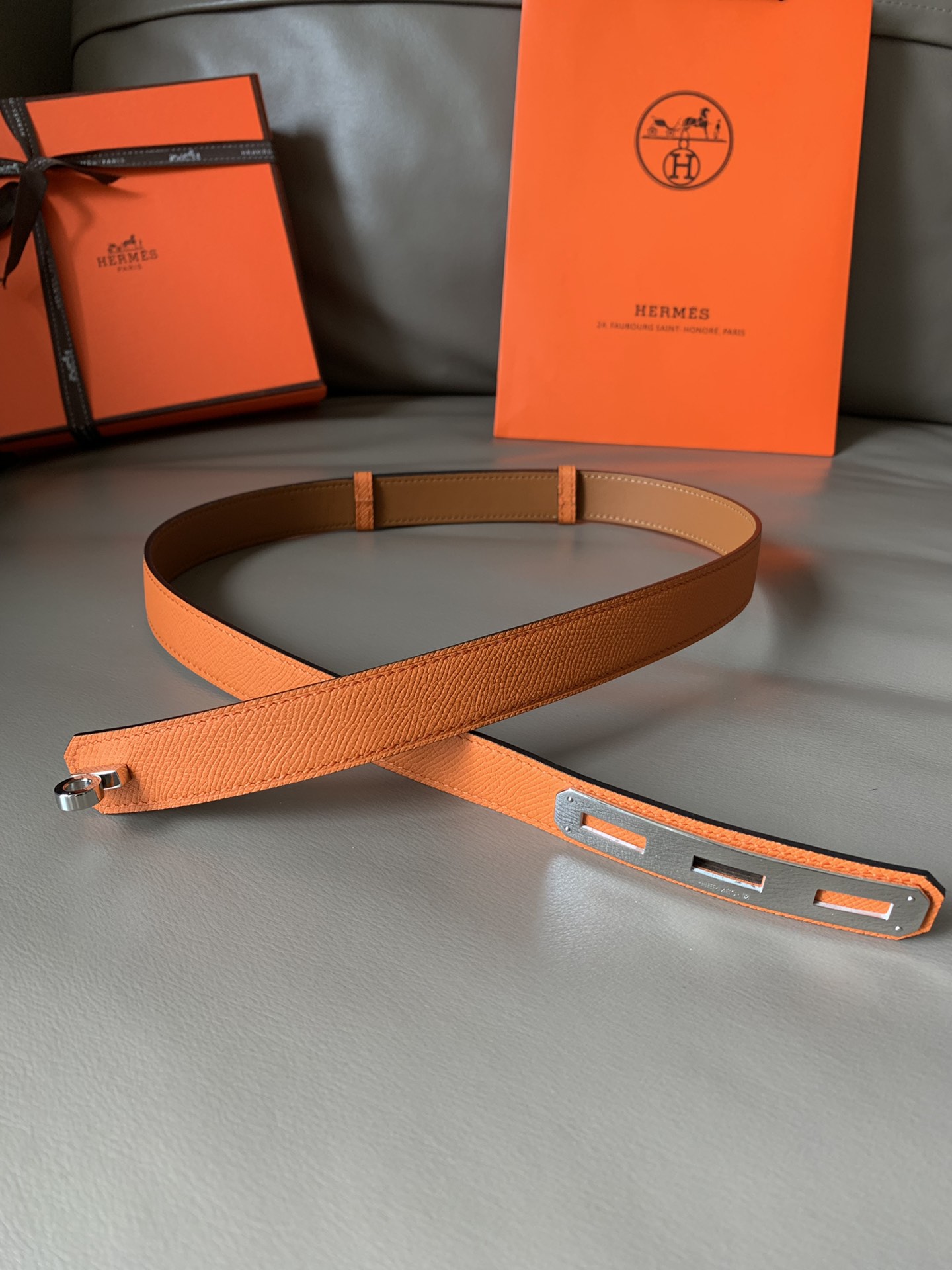 db9bf2_c1d2035c0c024e04bac1511730b70532mv2.jpg Hermès O'Kelly 24 Belt in Orange Leather - Image 1