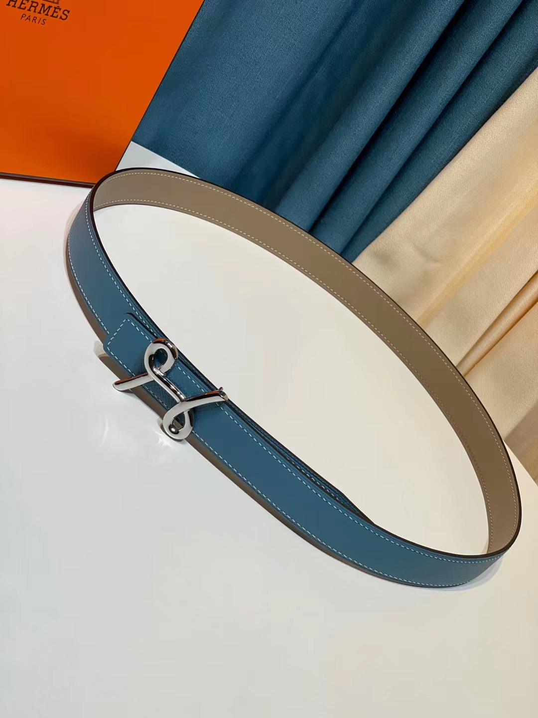 db9bf2_c2e314944e5a47b7a47a91ce4ad88b69mv2.jpg Hermès Mors H Belt Buckle & Reversible Leather Strap 24mm - Image 1